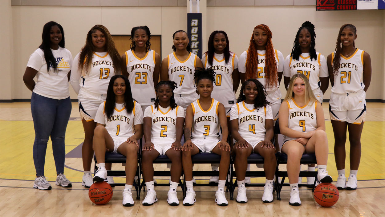 Women's 2025 Basketball Team Group Picture